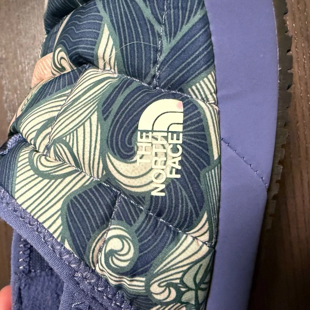 The North Face ThermoBall Traction II Kids 13 Blue Wave Print Insulated Slippers